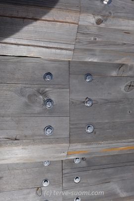 Оригинальные деревянные ступени покрывают наружные поверхности Лойли