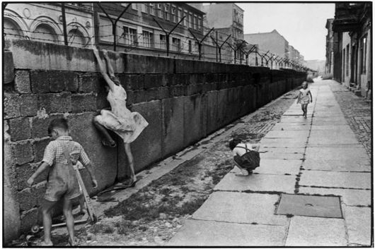 Анри Картье-Брессон. Берлинская стена. Западный Берлин, Западная Германия. 1962. Анри Картье-Брессон. Берлинская стена. Западный Берлин, Западная Германия. 1962.
