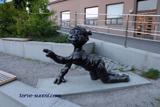 Так выглядит счастье в женском варианте. Скульптуру можно увидеть на северном берегу Аурайоки. 