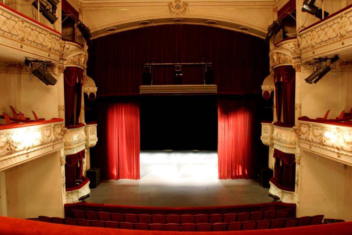 Сцена Александровского театра в наши дни. Фото: сайт театра