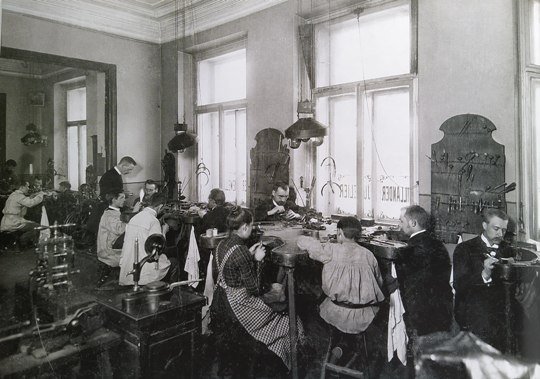 В ювелирной мастерской Александра Тилландера. Около 1900 г.г.