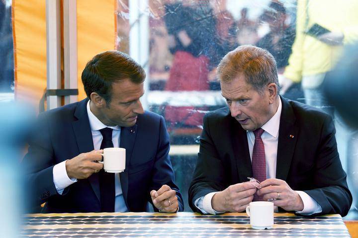 Президенты Макрон и Ниинистё пьют кофе на Торговой площади в Хельсинки. Источник фото: Keskisuomalainen