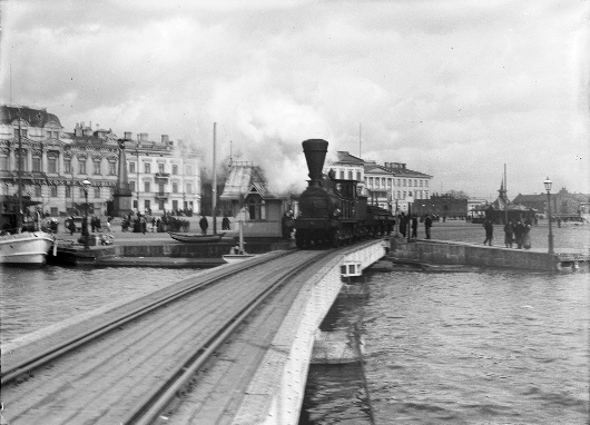Паровоз на Торговой площади. 1900 год.