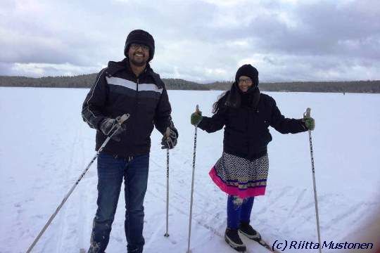 Индийские туристы осваивают лыжи в Иматре