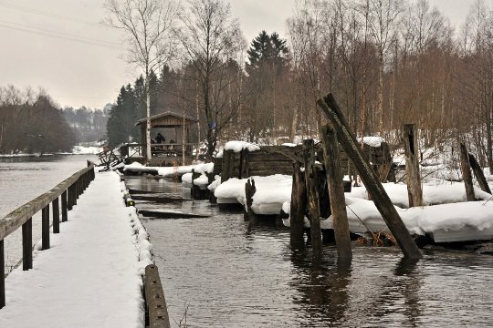 Рыбацкие мостки на порогах Коркеакоски. Фото Алексея Васильева