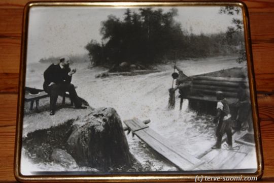 Александр III наблюдает за тем, как рыбаки ловят лосося в Лангинкоски