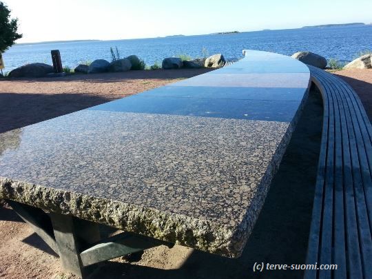Этот 50-метровый гранитный стол в Морском парке редко пустует