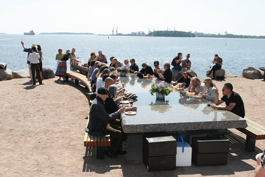 Гранитный стол для пикников в Морском парке Екатерины. Фото: Городская служба парков Котки