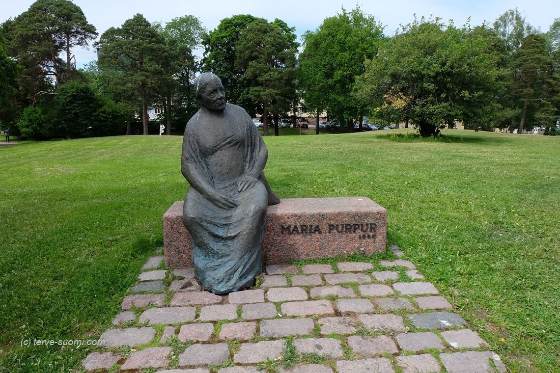 Памятник Марии Пурпур, по легенде спасшей храм Св. Николая в Котке