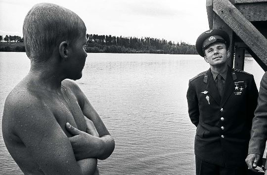 Кай Бремер, "Юрий Гагарин по дороге в Хямеенлинну". 1961 год. Фото: Pinterest