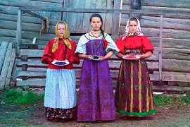 Крестьянские девушки предлагают Прокудину-Горскому ягоды на берегу Шексны. 1909 год