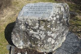 Памятный камень на месте дома, в котором родилась Миина Силанпяя в местечке Иокиойнен. Фото: Википедия