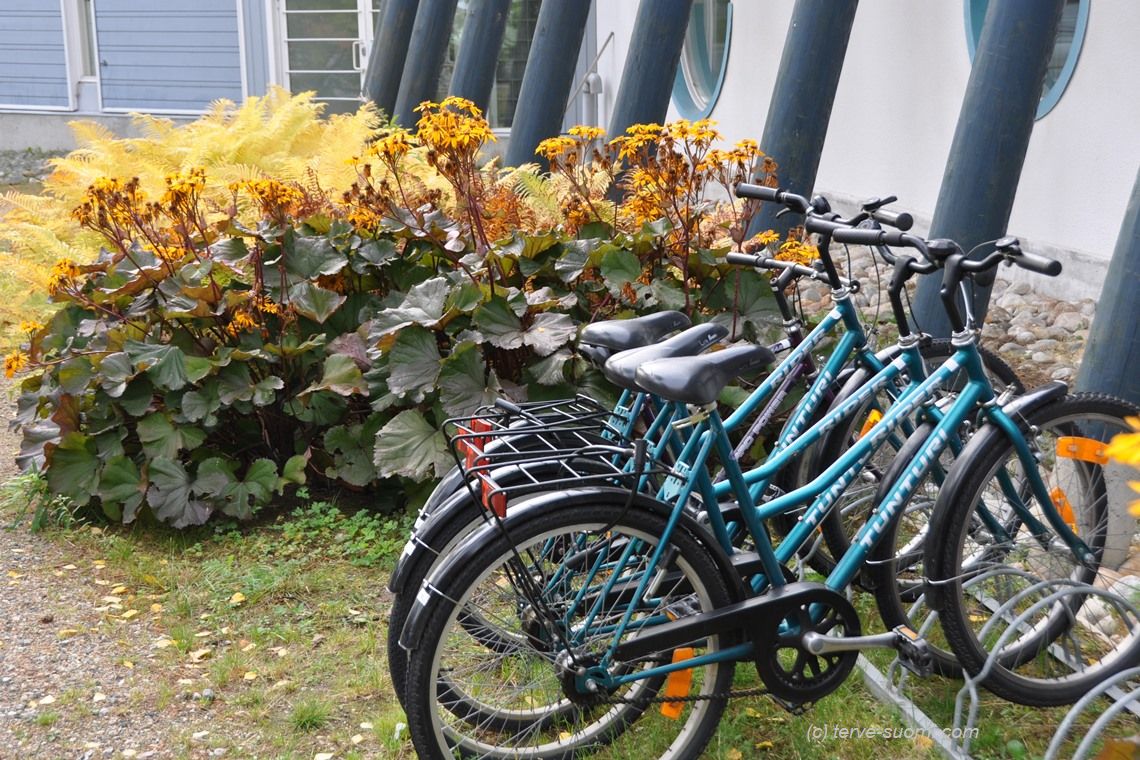 Велосипедная стоянка у современного корпуса "Бомба тало"