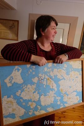 Паула показывает карту архипелага Пуумала, на которой отмечены коттеджи Оккола