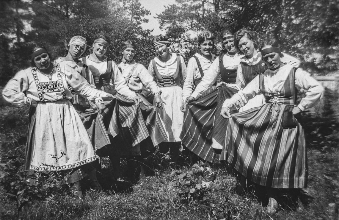 Марты в национальных костюмах в Туулусе. 1931 г. Национальный совет древностей Финляндии.