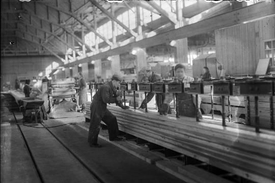 Фабрика по изготовлению деревянных домов компании Ahlström. Год не известен. Фото: Ивар Экстрём. Из коллекции Музея Варкауса  