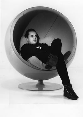 Ээро Аарнио в кресле Ball. Фото: Музей дизайна