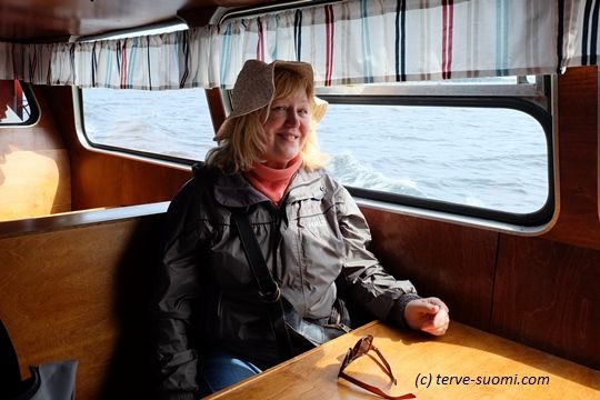 Русский экскурсовод из Котки Людмила Айраксинен едет изучать новый маршрут на острове Ранкки